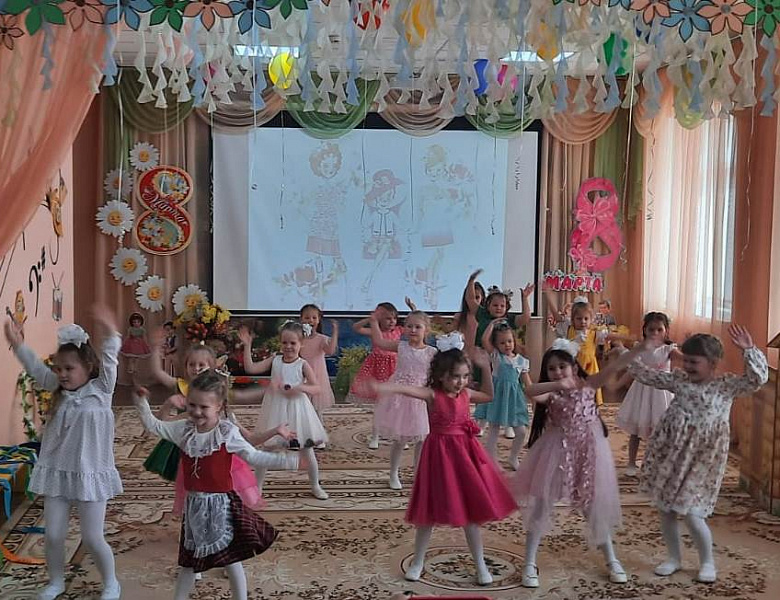 8 Марта в старшей группе "Ромашки"