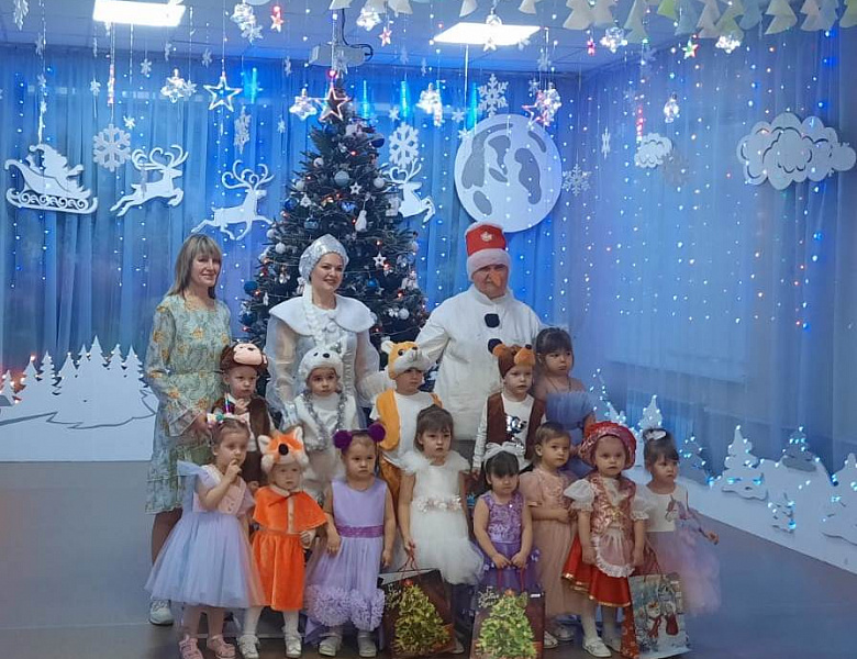 Первый новогодний утренник в первой младшей группе