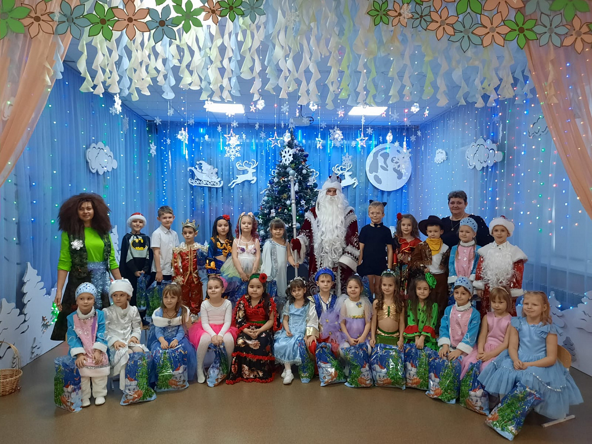 Новогодний утренник "Проделки Бабы Яги» в подготовительной группе