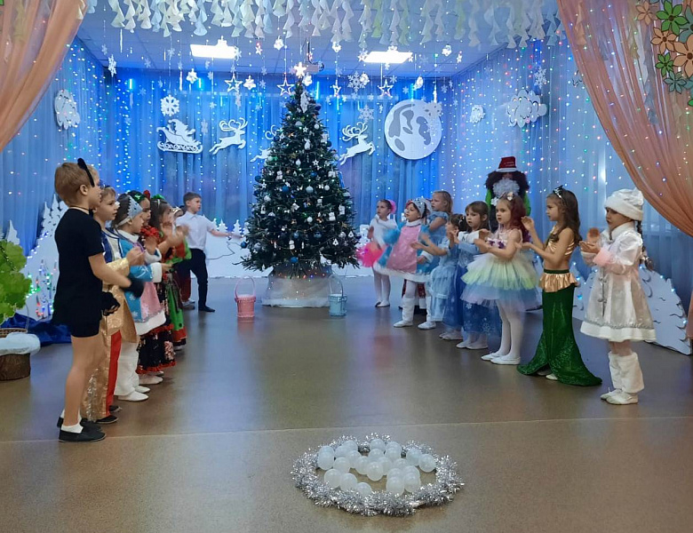 Новогодний утренник "Проделки Бабы Яги» в подготовительной группе