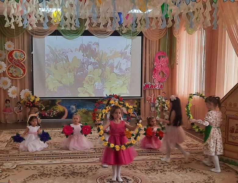 8 Марта в старшей группе "Ромашки"